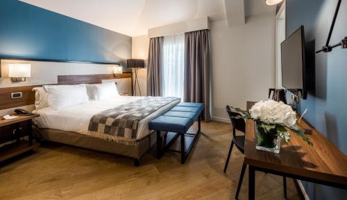 Family King Room with Single Bed and City View