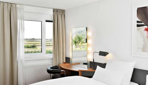 Standard Twin Room with View 