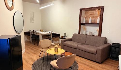 Five-Bedroom Deluxe Apartment