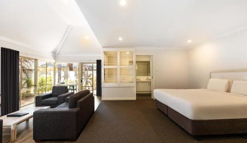 Executive Villa with One King Bed