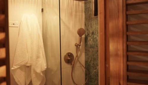 Deluxe Queen Suite