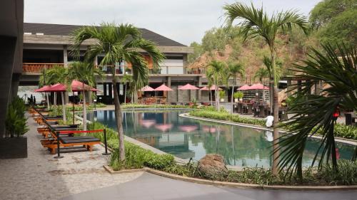 King Suite with Pool View