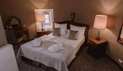 Suite with Queen Bed and City View
