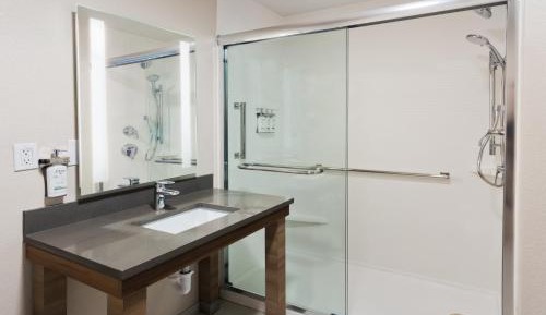 Queen Room with Bath Tub - Mobility Accessible - Non-Smoking
