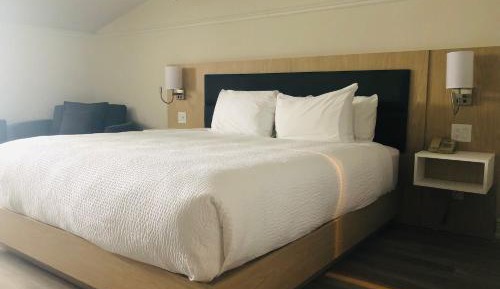 Basic room on 3rd floor, 1 King bed