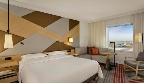 Deluxe, Guest room, King, Airport view