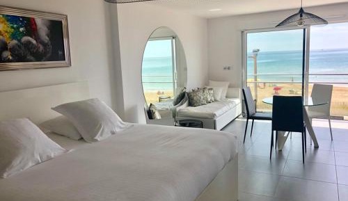 Deluxe One-Bedroom Apartment