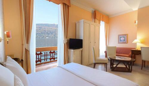 Junior Suite with Balcony and Lake View