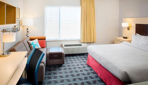 King Studio with Sofa Bed and Adapted Tub - Mobility and Hearing Accessible