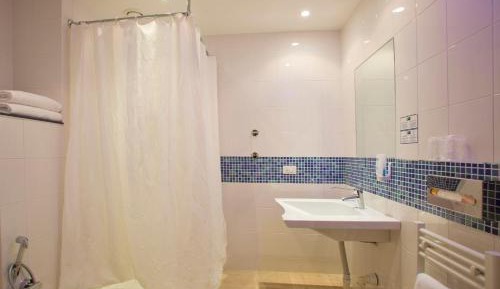 Standard Queen Room - Accessible with Free Breakfast