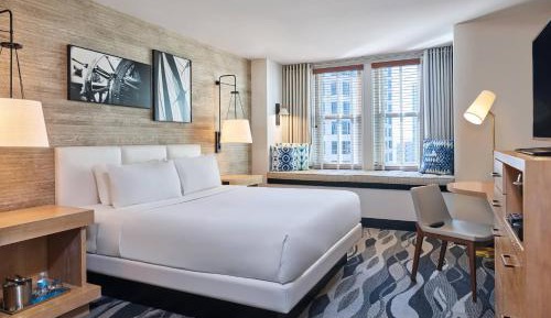Standard King Room with City View