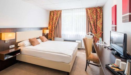 Business Queen Room with Queen Bed