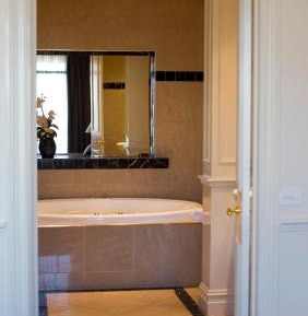 Deluxe Suite with Spa Bath