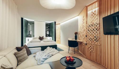 Deluxe Room (2 Adults + 1 Child)