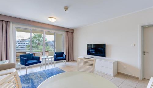 Two-Bedroom Apartment with Balcony and Lake View - Shuttle Service to JBR Beach and Access to The Market Mall