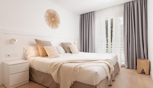 One-Bedroom Apartment with Balcony