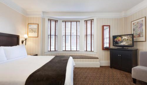 Deluxe Queen Room