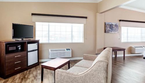Queen Suite with Two Queen Beds and Family Room