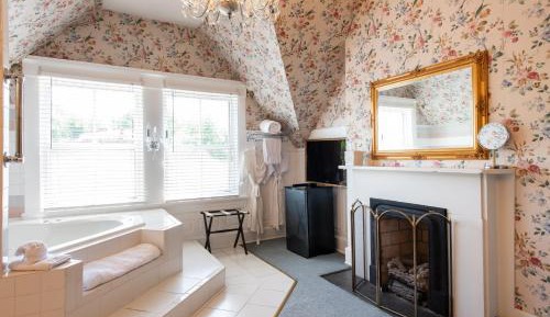 Deluxe Queen Suite
