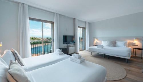 Superior Familiar room with sea views