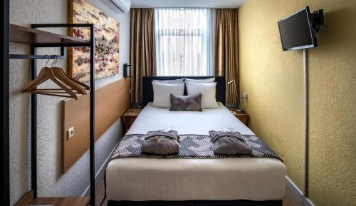 Double or Twin Room with Shared Bathroom
