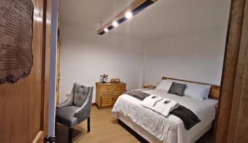 Deluxe Room (2 Adults + 1 Child)