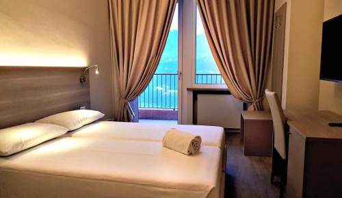 Double Room with Lake View and Balcony