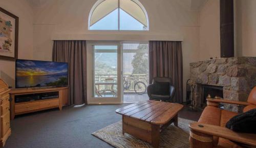 Apartment with Mountain View