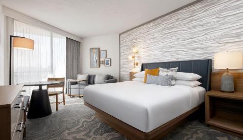 1 King Bed, Marina Tower, Traditional Guest Room