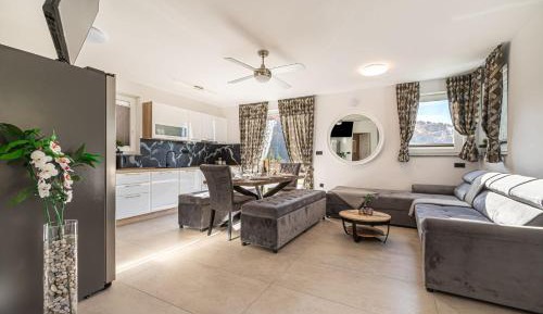 Three Bedroom House with Private Jacuzzi and Sauna