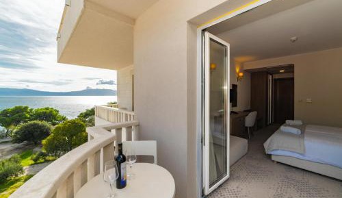 Deluxe Double Room with Sofa Bed and Partial Sea View
