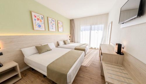 Family Room (2 Adults + 2 Children)