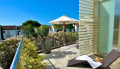 Queen Room with Pool View