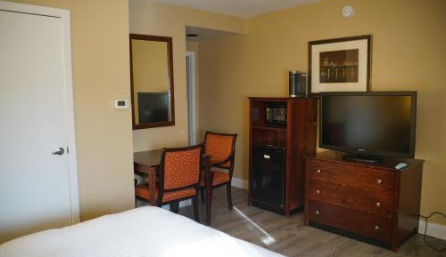 Queen Room with Roll-in Shower