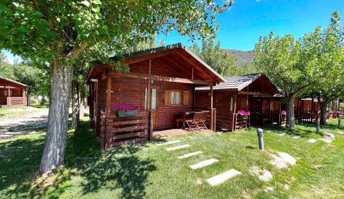 Wood Cabin (2 adults)