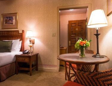 Petite Queen Room