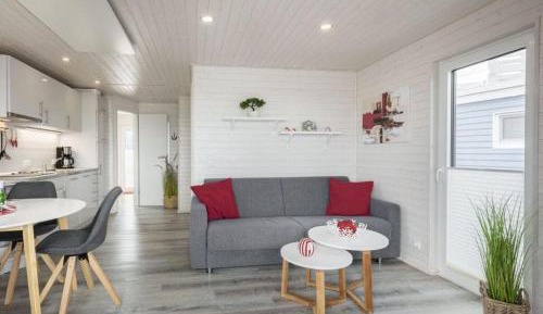 One-Bedroom House Boat