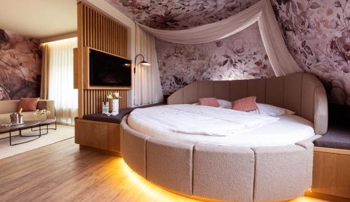 Deluxe Suite with Thermal Bath Access 