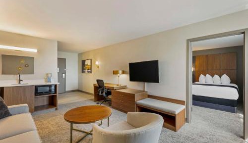 Queen Suite - Upper Floor - Non-Smoking