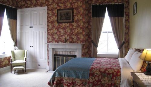 Deluxe Queen Room with Bath