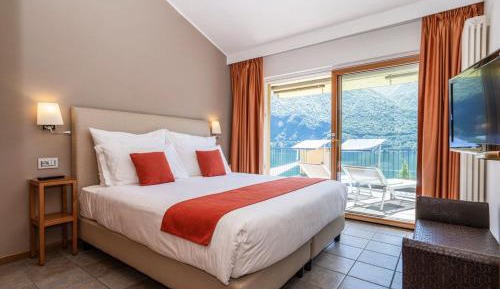 Suite with Terrace and Lake View