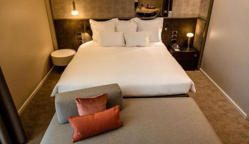 Deluxe One-Bedroom Junior King Suite 