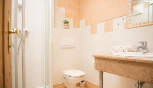 Doppelzimmer mit Balkon (zur Straße)