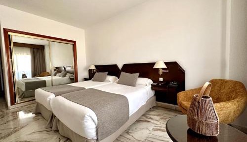 Deluxe Twin Room with Two Beds (free parking)
