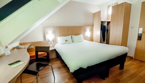 Standard Room with One Double Bed and One Single Bed