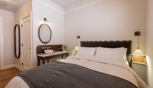 Deluxe Queen Room
