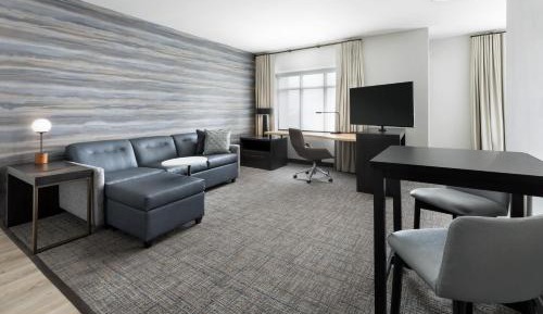 King Studio with Sofa Bed and Adapted Tub - Mobility Accessible