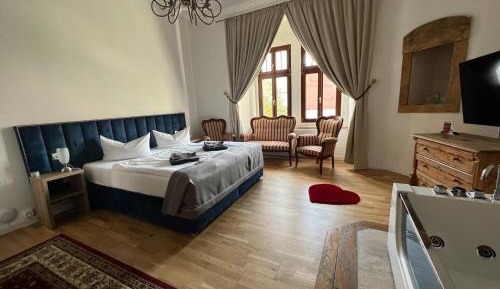 Suite with Double Whirlpool