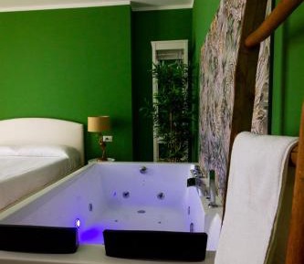 Deluxe Suite with Spa Bath