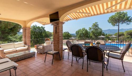 Villa with Garden View